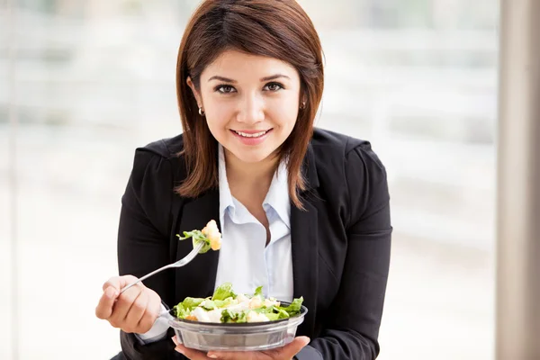 Retrato de mulher de negócios que tem salada fresca de verduras — Fotografia de Stock