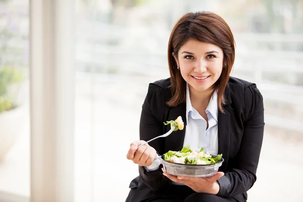 Portrait of business woman having fresh salad of vegetables — Stock Photo, Image