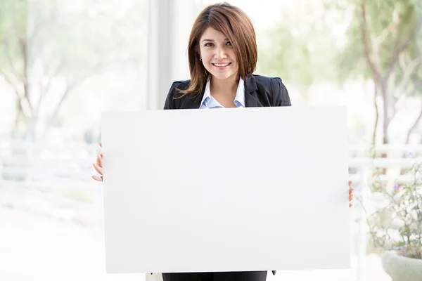 Mulher de negócios atraente segurando placa branca — Fotografia de Stock