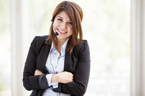 Jonge zakenvrouw in callcenter met headset — Stockfoto