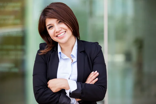 Donna d'affari di successo guardando fiducioso e sorridente — Foto Stock