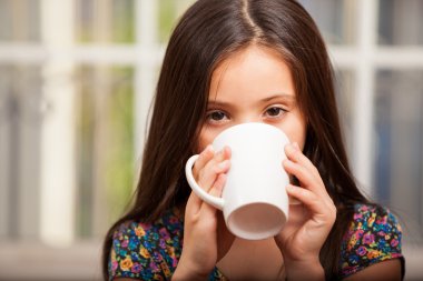 Fincanlı küçük kız.