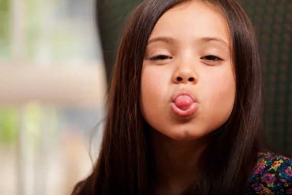 Ragazzina che spunta fuori la lingua — Foto Stock