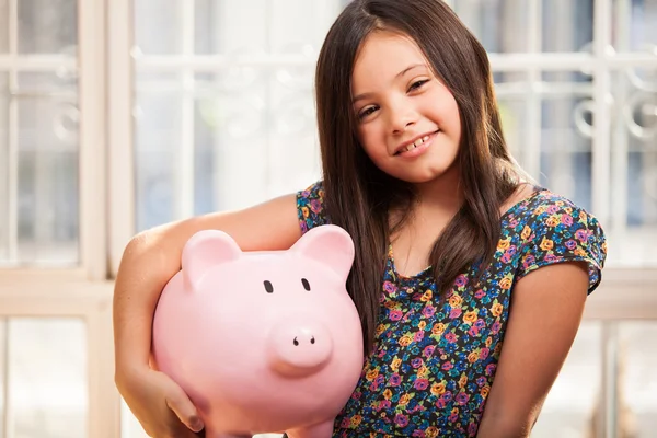 Fetiţă cu o bancă de porci — Fotografie, imagine de stoc