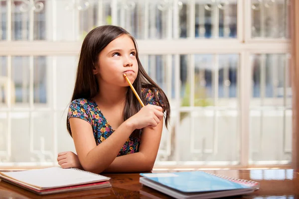 En liten flicka gör sina läxor — Stockfoto