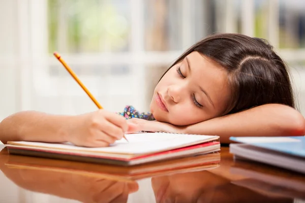 Een klein meisje doet haar huiswerk — Stockfoto