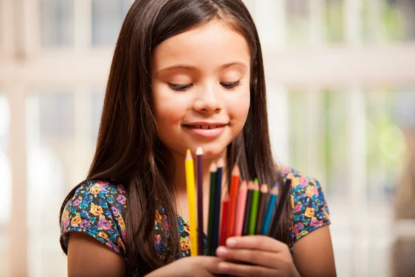 Menina bonito segurando lápis coloridos — Fotografia de Stock