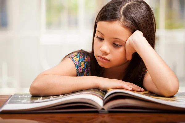 Schattig klein meisje lezen boek — Stockfoto