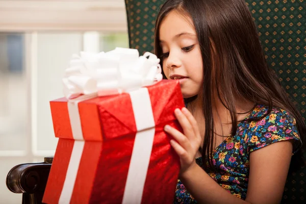 Niedliches kleines Mädchen mit einem Geschenk — Stockfoto