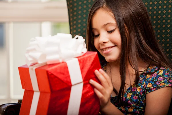 Linda niña sosteniendo un regalo — Stockfoto