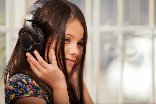 Jong meisje met koptelefoon — Stockfoto