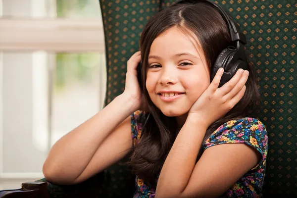 Young girl wearing headphones — Stock Photo, Image