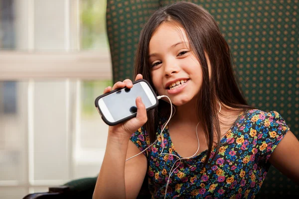 Little girl luisteren muziek op telefoon — Stockfoto