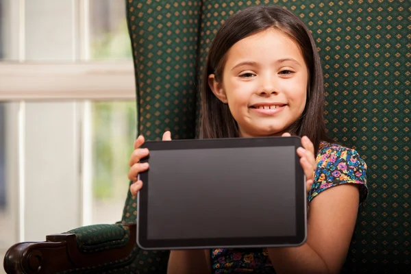 Klein meisje houden van tablet-pc in leunstoel — Stockfoto