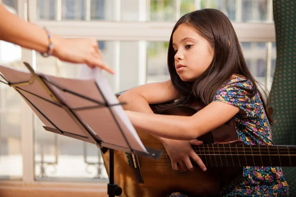 Bambina che suona la chitarra a casa — Foto Stock