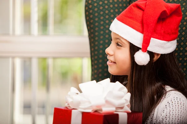 Linda niña sosteniendo un regalo — Stockfoto