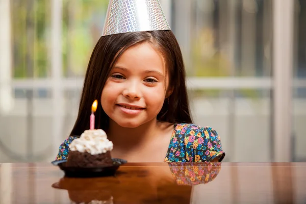 Gyönyörű kislány ünnepli születésnapját. — Stock Fotó