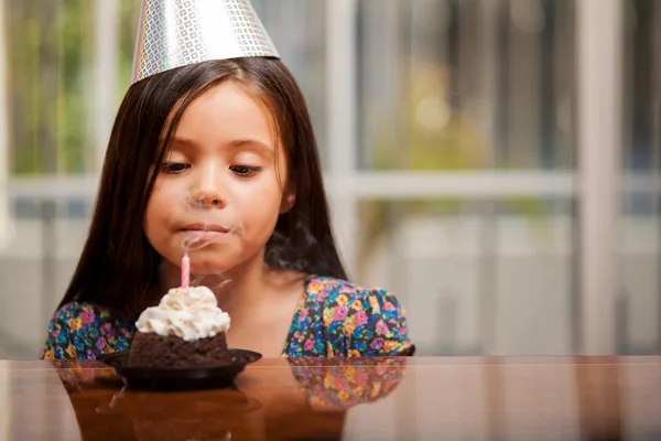 Vacker liten flicka firar födelsedag. — Stockfoto