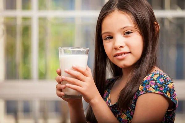 Linda menina bebendo leite — Fotografia de Stock