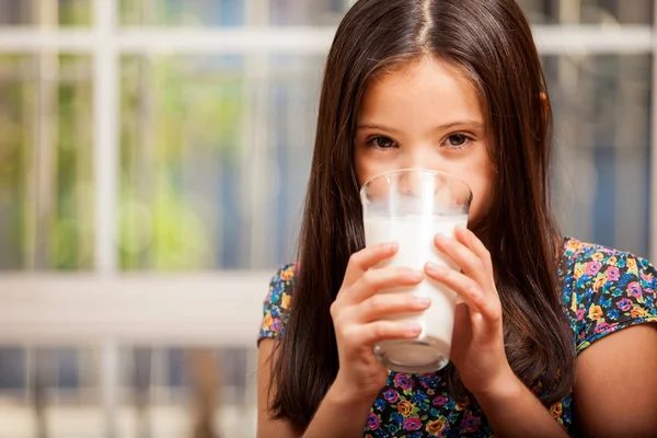 Beautiful little girl drinking milk — Stock Photo, Image