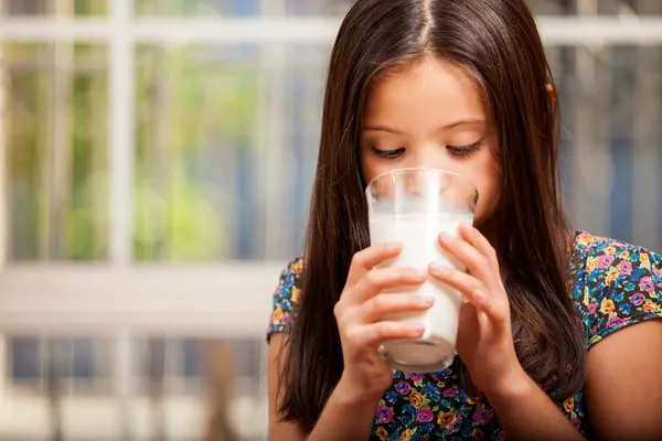 Beautiful little girl drinking milk — Stock Photo, Image