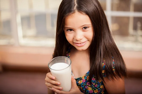 Piękne dziewczynki picia mleka — Zdjęcie stockowe