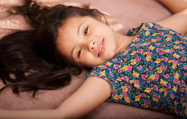 Niña acostada en la alfombra — Foto de Stock