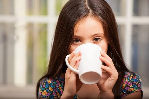 Petite fille avec une tasse — Photo