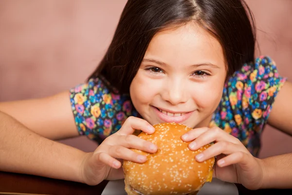 Kleines Mädchen isst ein Sandwich — Stockfoto