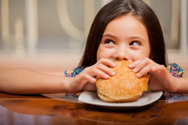 Menina comendo um sanduíche — Fotografia de Stock