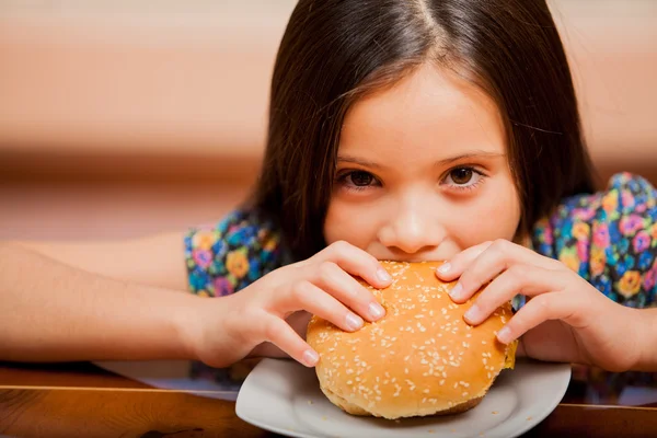 Kleines Mädchen isst ein Sandwich — Stockfoto