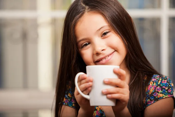Kleines Mädchen mit einer Tasse — Stockfoto