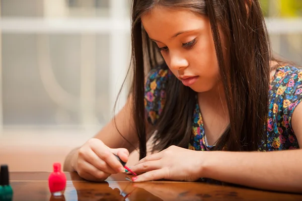 Klein meisje schilderij nagels — Stockfoto