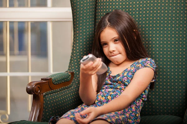 Bambina con un telecomando in mano — Foto Stock