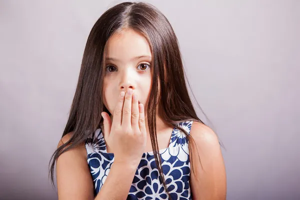 Menina cobrindo sua boca — Fotografia de Stock