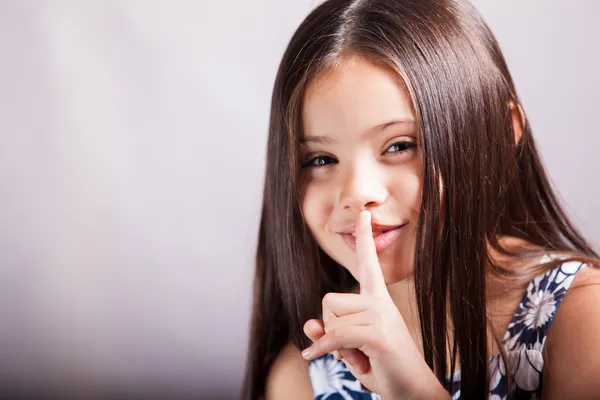 Chica haciendo señal de silencio —  Fotos de Stock