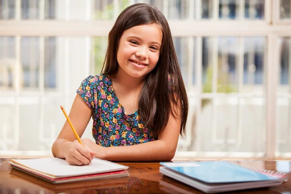 Una niña haciendo su tarea — Foto de Stock