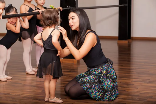 Enseignant réconfortant un étudiant en danse — Photo