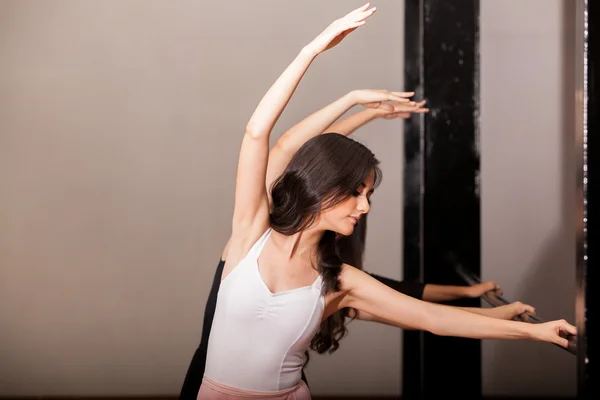 Practicing in a ballet barre — Stock Photo, Image