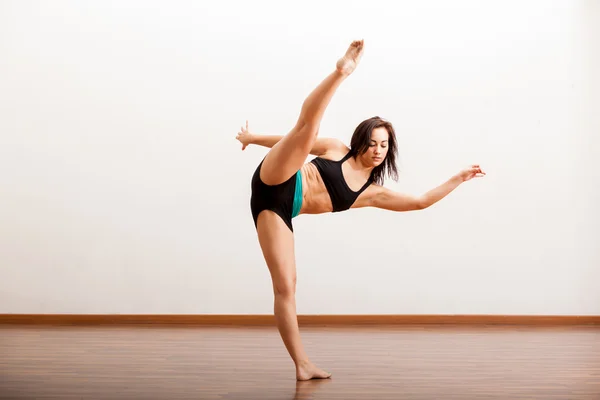 Bailarina de jazz calentándose —  Fotos de Stock