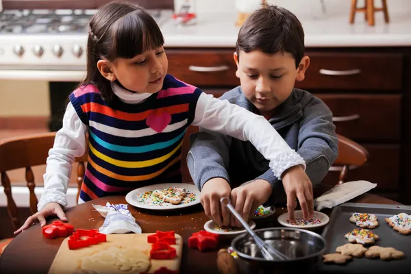 Kinderen maken kerstkoekjes — Stockfoto