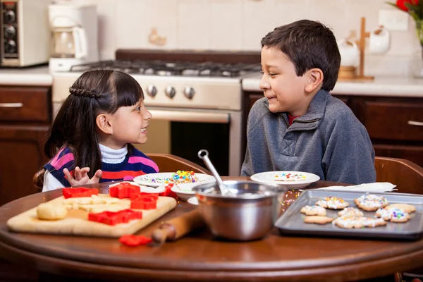 Fratello e sorella cottura biscotti vacanza — Foto Stock