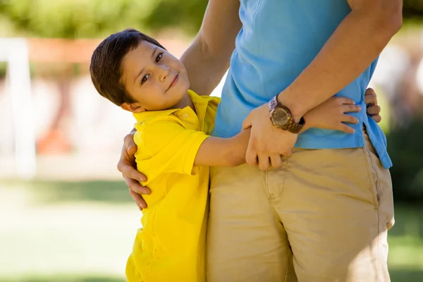Sonriente hijo abrazando a su padre — Foto de Stock