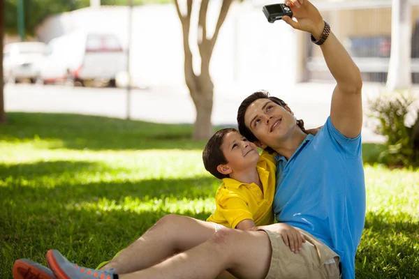 Filho e seu pai tirando uma foto deles mesmos — Fotografia de Stock