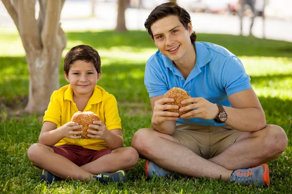 Vater und Sohn halten Sandwiches — Stockfoto