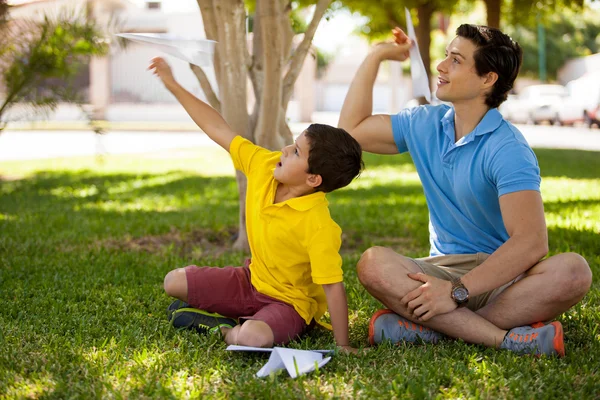 Dad and son launch paper plane — Stock Photo, Image