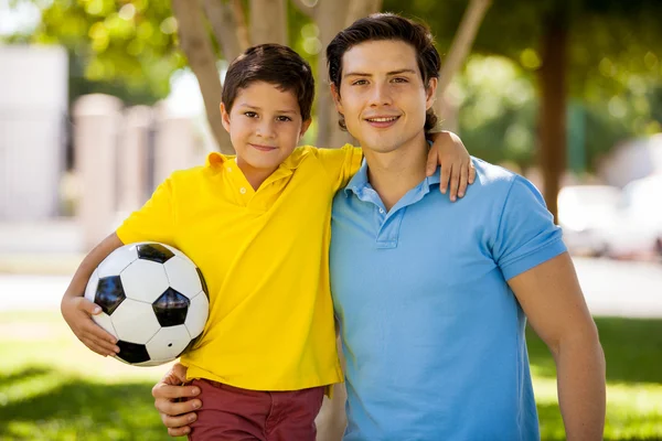 Father and his son holding ball — Stock Photo, Image