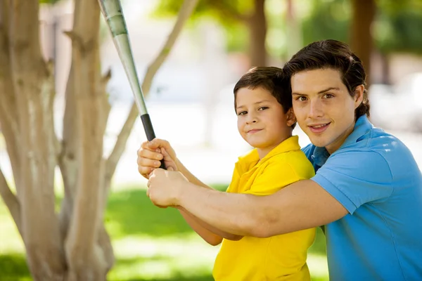 Son playing baseball with his father — Stock Photo, Image