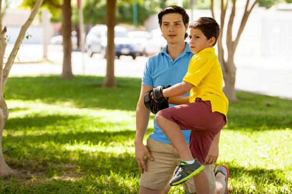 Ragazzo carino che gioca a baseball con suo padre — Foto Stock