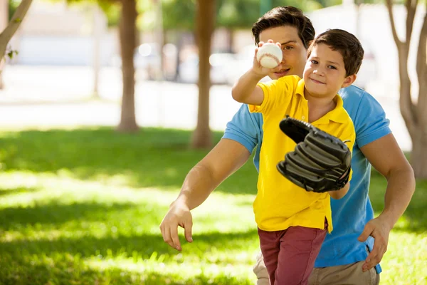 Милый мальчик играет в бейсбол со своим отцом — стоковое фото